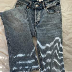 Blå bootcut jeans från H&M. Midjan slutar lite nedanför naveln 💕