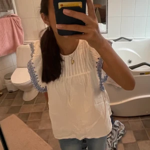 Mango blus - Säljer en blus ifrån Mango som inte kommer till användning💓 Använd fåtal gånger och i fint skick! Köpt på Mango kids i storlek 13-14y men skulle säga att den är som en xs/s beroende på hur man vill att den ska sitta. Helt slutsåld och köpt för 260kr💘