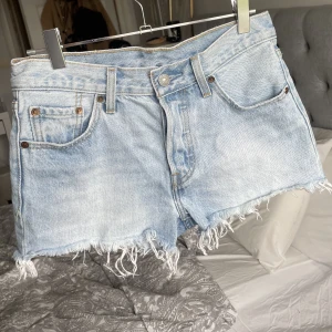 Levis Shorts - Säljer pga för små. Använd få gånger, som nya. De går under naveln på mig. HAR INGA BILDER PÅ❤️