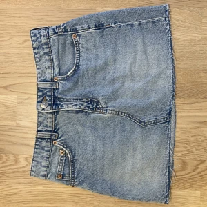 Jeans kjol - Säljer denna gulliga jeanskjolen från h&m pga att den inte passar längre💕(vet inte varför bilden vred på dig)