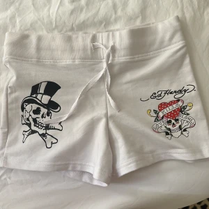 Ed Hardy shorts - Säljer ett par oanvända ed Hardy shorts. Storlek xs och är tight i passformen🤍 