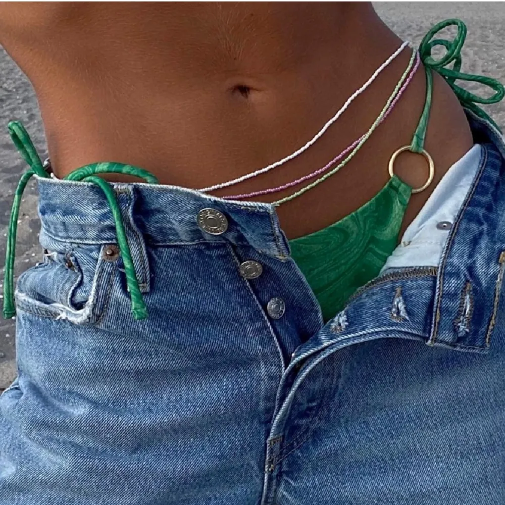 Waist chain i pärlor! Önska vilken färg du vill, har inprincip alla färger! Jättesnyggt i sommar😍 Säljer för 110kr/st eller 3 för 250kr💗. Accessoarer.