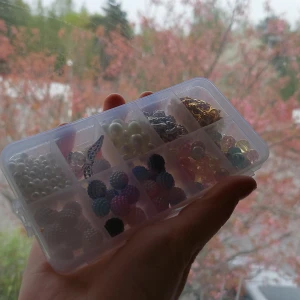 Pärlask - Säljer denna ask/låda med fack, samt all pärlor i. Det är några typ glaspärlor och även bubbelpärlor. Det är också några små vita pärlor. Har gjort en lyckoängel för längesen som ligger däri. Skriv privat om du är intreserad💗