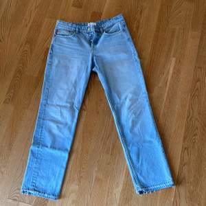 Mid waist, straight jeans  Färg: ljusblå 