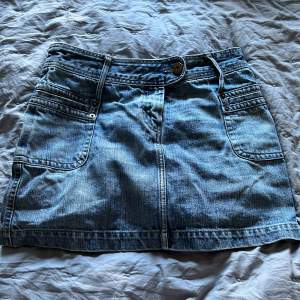 Super söt jeans kjol från hm perfekt längd och perfekt till sommaren! Funkar till typ alla stilar och så lätt att styla! Använd 10+ gngr! Säljer för den ej passar mig😓💕💕