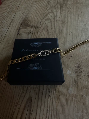 Dior Guldkedja - Säljer min Dior kedja ifrån Relic the Label. Detta är alltså en kedja gjort på återvunna material ifrån Christian Dior så det är en äkta Dior kedja.   Vid fler frågor tveka inte på att höra av er!   Jag ansvarar inte för postens slarv. 