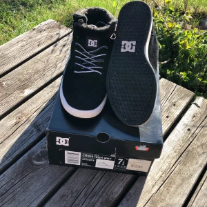 Sneakers  - DC crisis high wnt (black/white) Nypris 1199kr. Säljer nu pga för små, skorna är endast använd några enstaka gånger. Låda och orginal pappret medföljer.