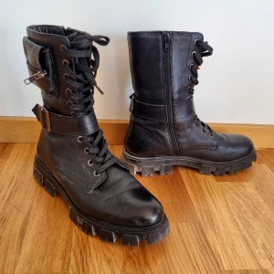 Dockers by Gerli Schnürboots Kängor svart 40 - Snygga svarta kängor i storlek 40.  Äkta skinn.  Fint skick, använda max 5 gånger.
