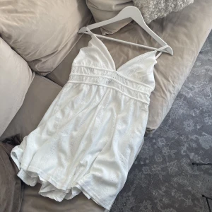 Oanvänd playsuit  - Säljer denna jättefina playsuiten helt oanvänd med prislapp kvar. Skönt material och passar perfekt till exempelvis studenten! Strl XL men är som en L. För stor på mig så kollar intresse före jag gör ett återköp då denna var nästan slutsåld 🤍