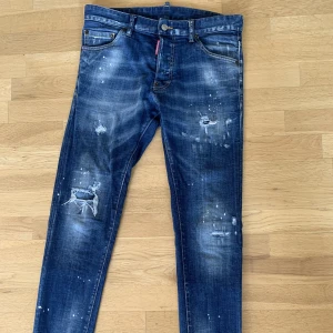 Dsquared2 jeans - Snygga D2 cool Guy jeans säljes pga tappat intresse för dom. Använd bara någon enstaka gång och är i utmärkt skick! Köptes nya och nypris är ca 5000 Priset kan diskuteras Hör av dig om du har frågor eller vill ha fler bilder!