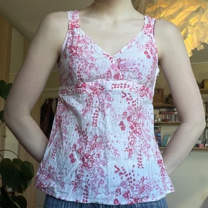 Vitt och rosa linne - Sött vitt linne med rosa mönster och glitter. Har en dragkedja på sidan. Storlek 42 Frakt tillkommer 💘