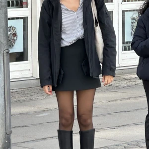 Svart kjol🖤 - A linje kjol från Zara, använd fåtal gånger och i fint skick! Står XS på lappen men tycker den sitter mer som S💖