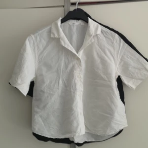 Uniqlo cropped short sleeved shirt black and white - only tried on and folded too small original price 399 Size S selling both black and white message for more info 