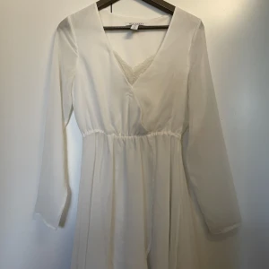 Klänning - Endast använd ett fåtal gånger och därav i fint skick :)