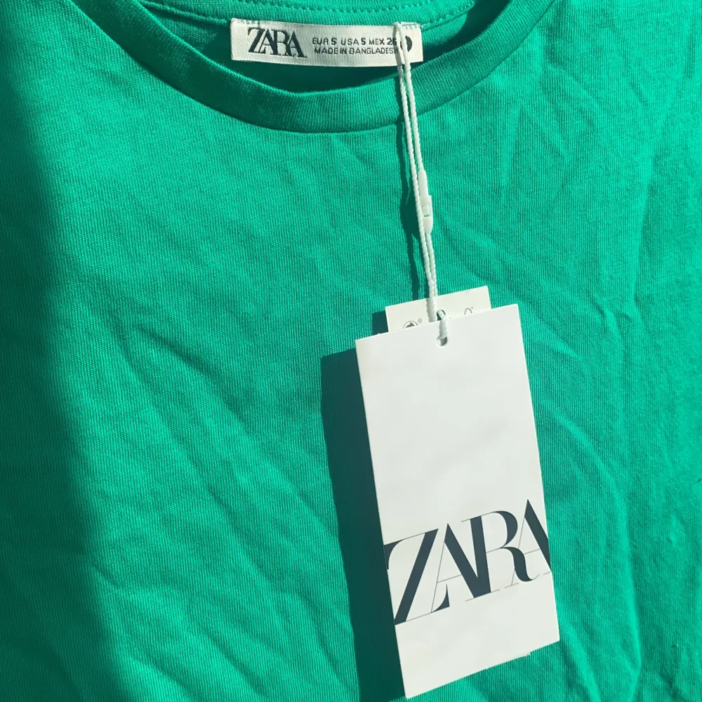 Två oanvända t-shirts i storlek S från zara, prislapp kvar! 💕💕100 kr för båda, köparen står för frakt. T-shirts.