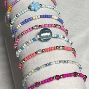 Armband - Armband med justerbar storlek!! Jättesöta och perfekta till sommaren🌺🐚💕 Instagram: stockholmbeads