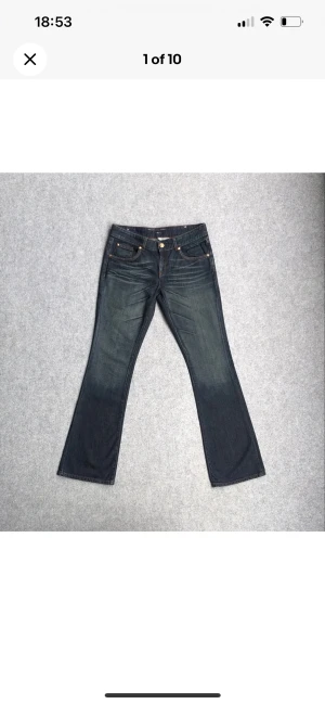 Lågmidjade flared jeans  - Dessa är ett par väldigt fina Low waisted jeans som tyvärr inte passade mig. Dem är i väldigt fint skick och skulle nog passa någon som bär L också. Köparen står för frakt! ❤️pris kan diskuteras