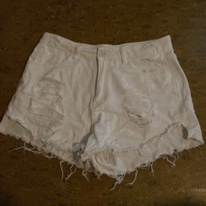 Jeansshorts - Använda någon gång förra året bara. Riktigt fina men tajta i midjan (perfekt för dig men stora lår och smal midja)