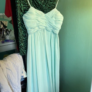 BALKLÄNNING  - Ny balklänning i perfa skick! Ljus turkos blå färg perfekt nu till avslutningen!