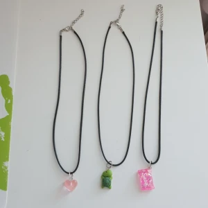 3 st halsband  - Bra skick och ni bestämmer själva pris vad ni kan köpa dem för!👍🌸