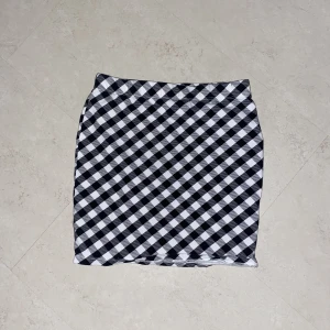 Rutig tajt kjol  - Det är en väldigt kort tajt rutig kjol, aldrig använt och är i jätte bra skick. Svart/vit