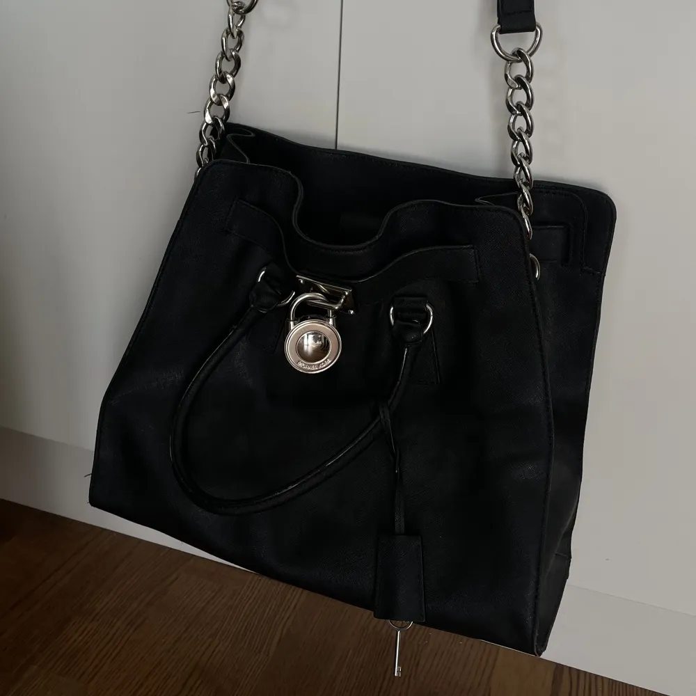 Handbag leather black in very good condition . Accessoarer.