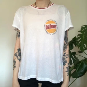 Brandy Melville T-shirt  - Brandy Melville T-shirt   Los Angels   Aldrig använd   Onesize 
