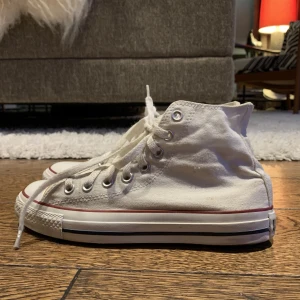 Vita Converse - Säljer dessa vita hightops då de är för stora på mig! Skorna har lite defekter varav skosnöret kanske behöver tejpas lite, men annars fint skick och sparsamt använda! Kontakta gärna för frågor ❤️