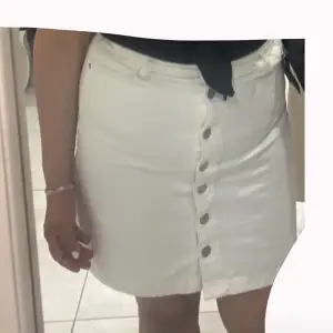 En vit jeans kjol dåliga bilder så fråga om fler, den är i vit o använd 1-2 gng, säljer den nu eftersom den inte passar mig mer! Nypris 399kr