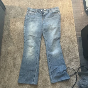 Levis - Säljer dessa Levis byxor, köpt begagnat för 400kr, andvändt dom själv en gång. Står ingen storlek i men skulle gissa på M💘