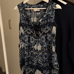 OddMolly klänning  - Somrig klänning från OddMolly i bra skick, storlek 0(xs)men passar även en S! Fantastiska färger och så så söt 🧸