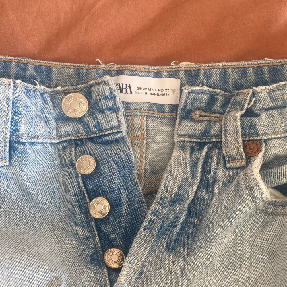 Ljusblå jeans från zara Hål . Jeans & Byxor.