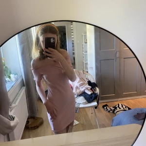 Rosa Stretchig klänning - Super fin rosa klänning! Säljer den pågrund av för lite användning, använd ca 1-2 gånger, så den är i väldigt bra skick! Går att ha armarna vid axlarna eller över axlarna. Väldigt stretchig så passar många.💞 Perfekt för sommaren!💞