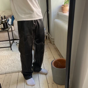 Läder byxor - Wide läder jeans EUR 42, USA 32 I toppen skick, knappt använda
