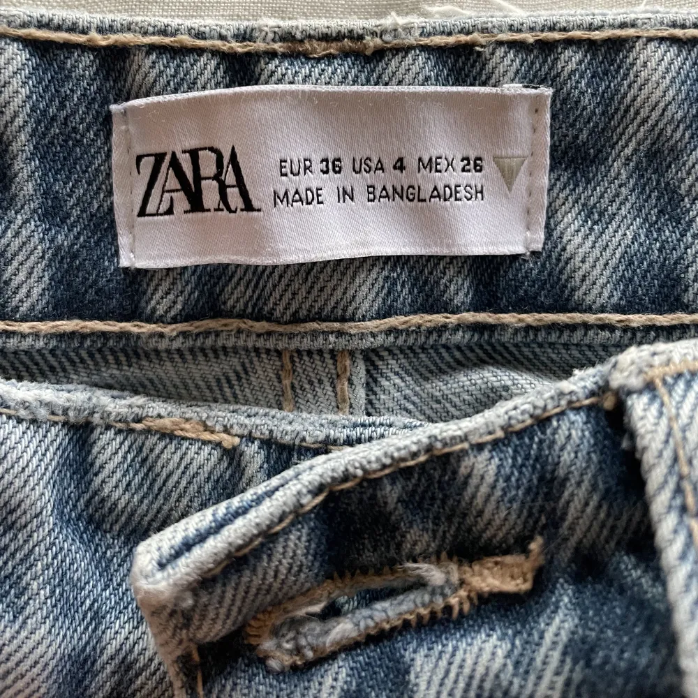Jättefina mid-rise jeans ifrån zara💕(första bilden är lånad) köpare står för frakt!. Jeans & Byxor.