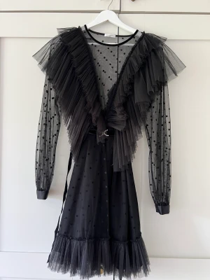 Klänning Ida Sjöstedt  - Säljer en jättefin klänning från Ida Sjöstedt, går att bära med eller utan ”skärp” i midjan. Skulle säga att den passar från S-L beroende på hur man önskar att den ska sitta.   Nypris 4799:- 