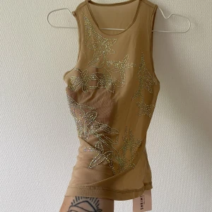 Transparent topp med strass - Ny transparent topp med strass. Oanvänd med prislapparna kvar.