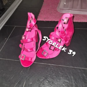 Klackskor  - Rosa fina klackskor. Enbart testade Storlek 39