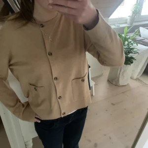 Zara tröja - Så fin stickad kofta från zara, endast använd en gång!💞 