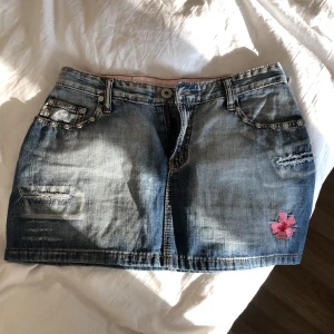 Jeanskjol - Säljer denna jättefina kjolen jag köpte på sellpy då den var lite förstor för mig🥲 Storleks S och i bra skick🫶🏼 110kr + frakt