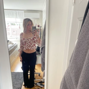 Blommig topp - Söt blommig topp från Zara. Passar så bra till sommaren. Använd fåtal gånger 