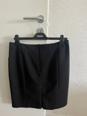 Svart kjol - Kjolen har suttit länge i garderoben och har inte använts på många år som dom andra 2. Fungerar att ha på sig vardagligt och festligt. Inga anmärkningar eller liknande i gott skick som ny. 