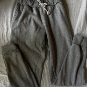 Mjukisbyxor  - Mjukisbyxor från on the peak, använda därför lågt pris dock inga som helst problem med dem