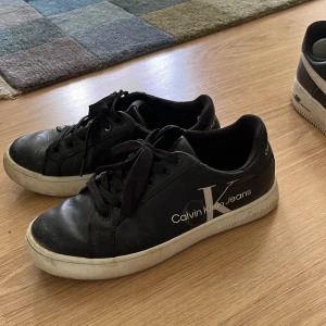 Calvin Klein skor - Storlek 40 Höger skon är sliten inuti vid hälen sås kulle behöva sättas lapp ifall man stör sig på det  