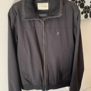 Jacka Peak Performance L - Herrjacka från Peak Performance i strl L. Använd men i gott skick.