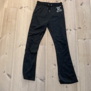 Svart glittrig jucy couture ;) - Svart glittriga byxor med fickor där back. Har använts en gång
