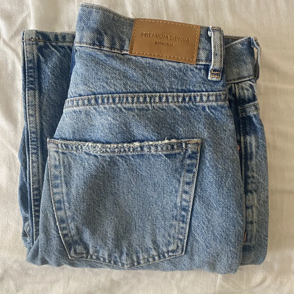 Mid waist jeans från Gina Tricot. Använda fåtal gånger och är i väldigt bra skick. Storlek 34🫶. Jeans & Byxor.