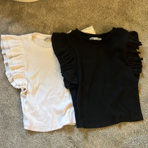 Volang toppar från Zara - Två fina volang toppar från zara. En vit och en svart. 70 kr styck och 130 för båda. Bra kvalitet och bara använt ett par fåtal gånger. Kontakta vid intresse💞