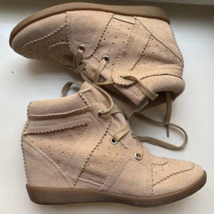 Isabel Marant skor  - Snygga Isabel Marant skor, modell bobby sneakers. Använda men fortfarande i mycket bra skick! Se bilder. Har inget äktbevis och därav priset. Skriv gärna om ni har några frågor eller vill ha fler bilder💗