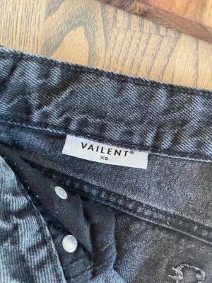 Vailent byxor - Hej jag säljer mina byxor i storlek xs för dom passar inte mig längre. Den är i bra skick. Använda.
